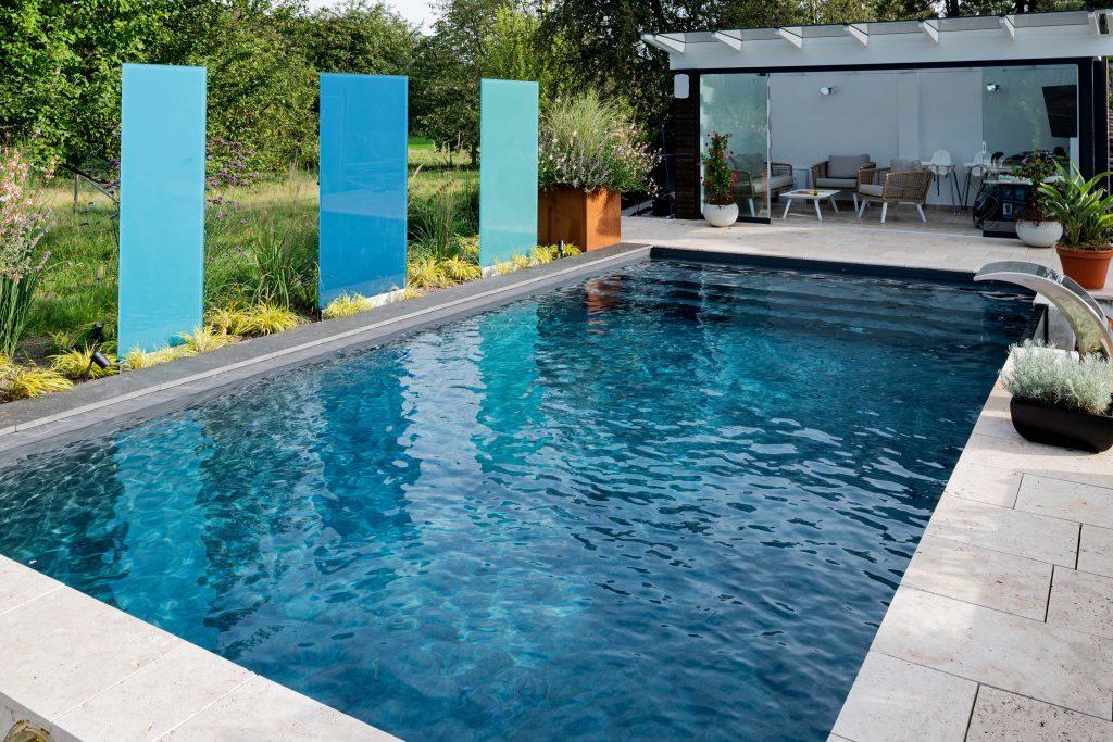 Fiko. Das Schwimmbad. Swimmingpool.